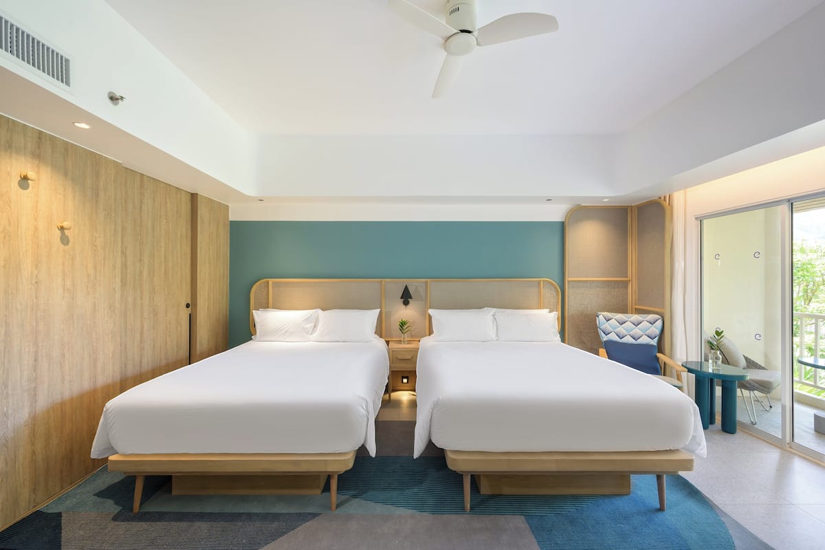 Chambre Premium, 2 lits doubles, vue piscine (Deluxe) | Minibar, coffres-forts dans les chambres, bureau, rideaux occultants
