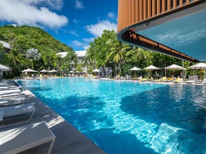 3 piscinas al aire libre, sombrillas, sillones reclinables de piscina