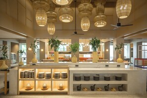 2 restaurantes; se sirve desayuno, almuerzo y cena; cocina internacional