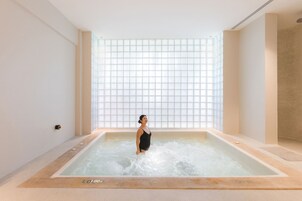 Indoor spa tub