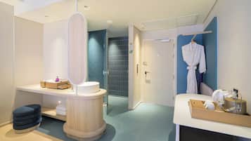 Minibar, caja de seguridad en la habitación y escritorio