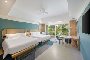 Premium-Zimmer, 2 Doppelbetten, Poolblick (Deluxe) | Minibar, Zimmersafe, Schreibtisch, Verdunkelungsvorhänge