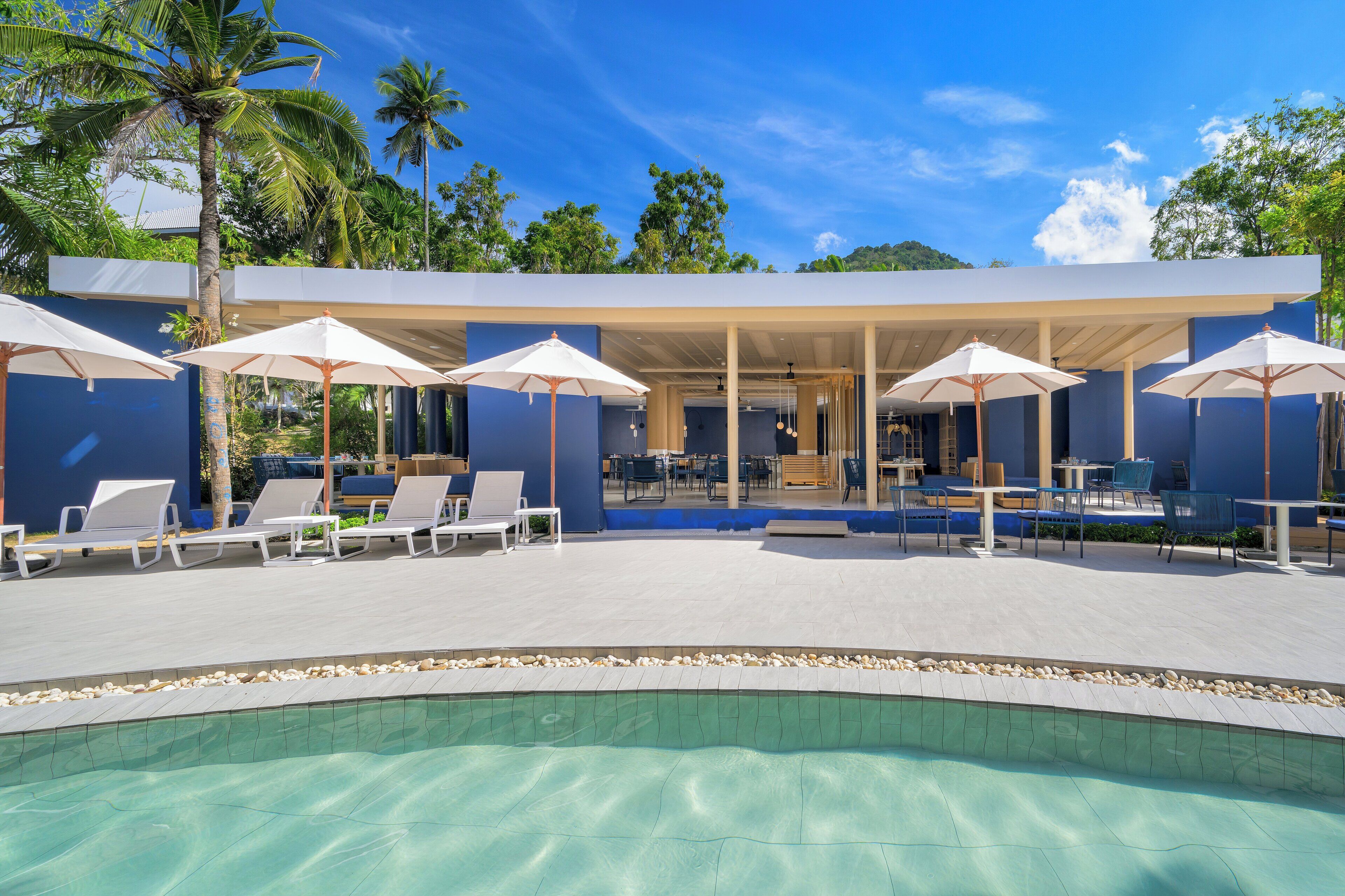 2 restaurants, breakfast, lunch, dinner served; international cuisine