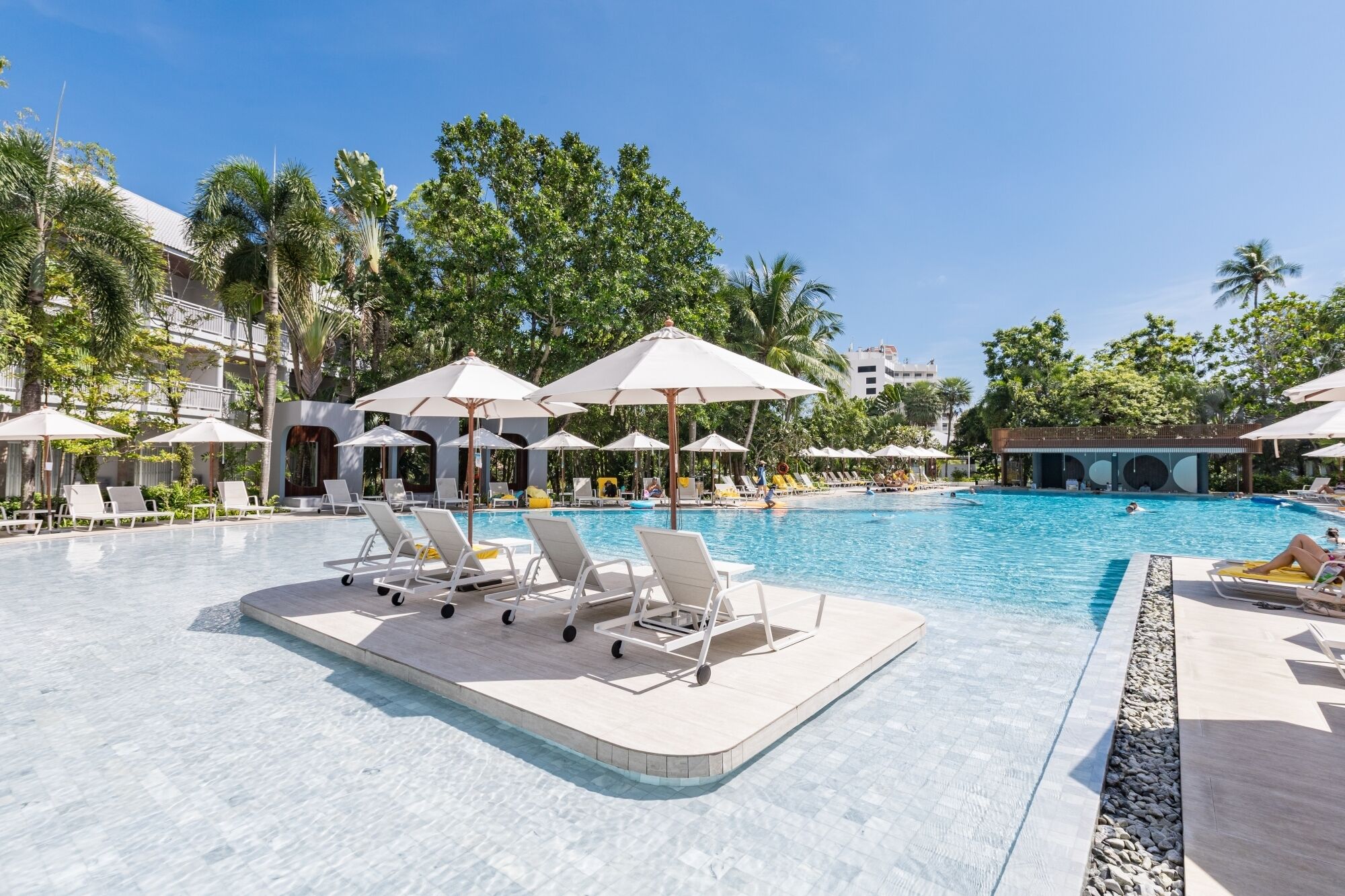 3 piscines extérieures, parasols de plage, chaises longues