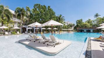 3 piscines extérieures, parasols de plage, chaises longues