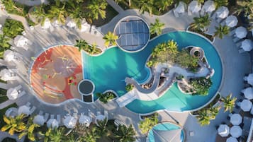 3 piscines extérieures, parasols de plage, chaises longues