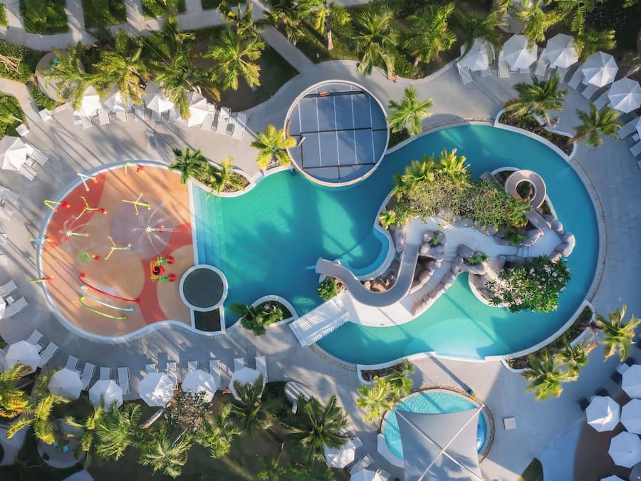 3 outdoor pools, pool umbrellas, sun loungers