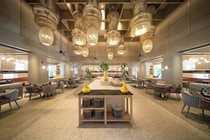 Hi ha 2 restaurants amb plats de cuina internacional