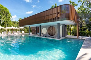 3 piscinas al aire libre, sombrillas, sillones reclinables de piscina