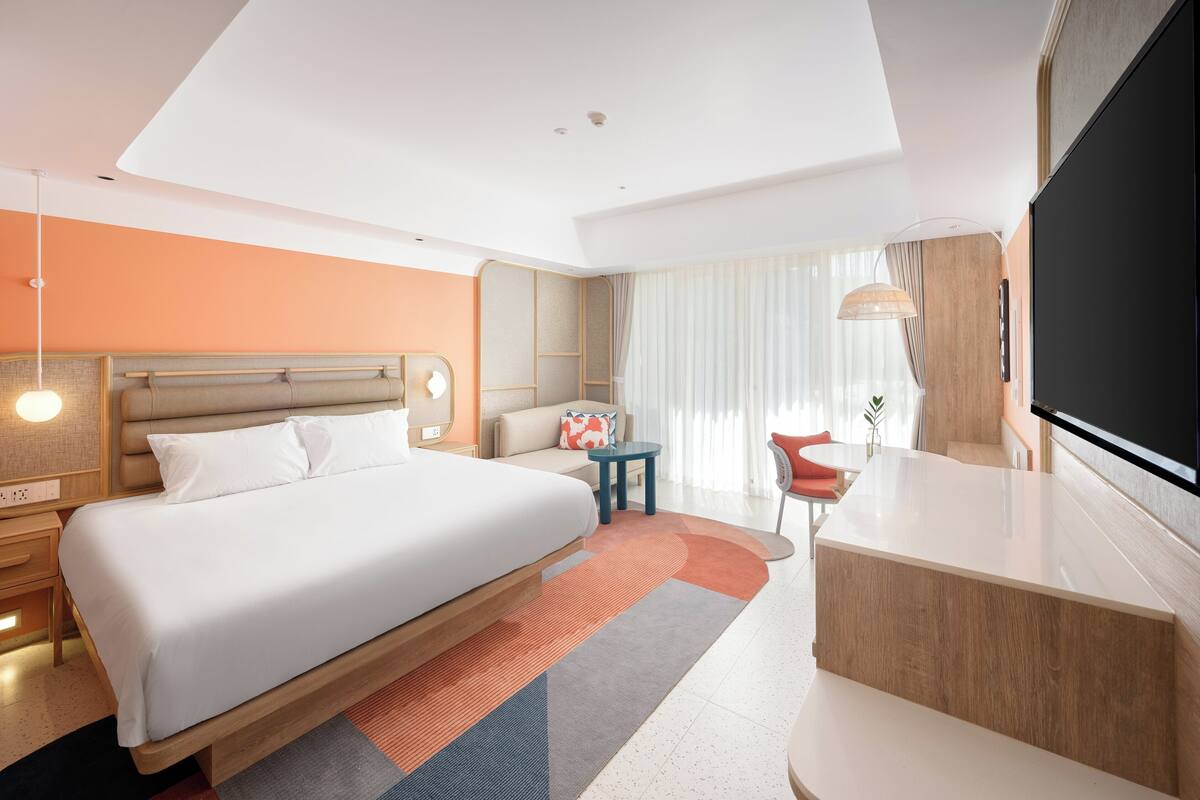 Deluxe Room, 1 King Bed, Pool View