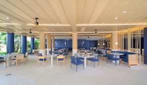 Hi ha 2 restaurants amb plats de cuina internacional