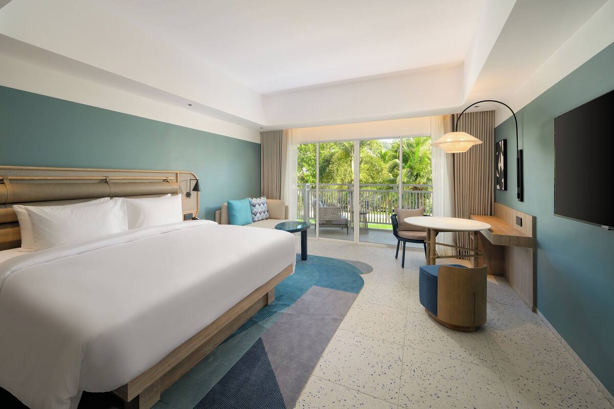 Premium Room, 1 King Bed, Pool View (Deluxe) | Minibar, in-room safe, desk, blackout drapes