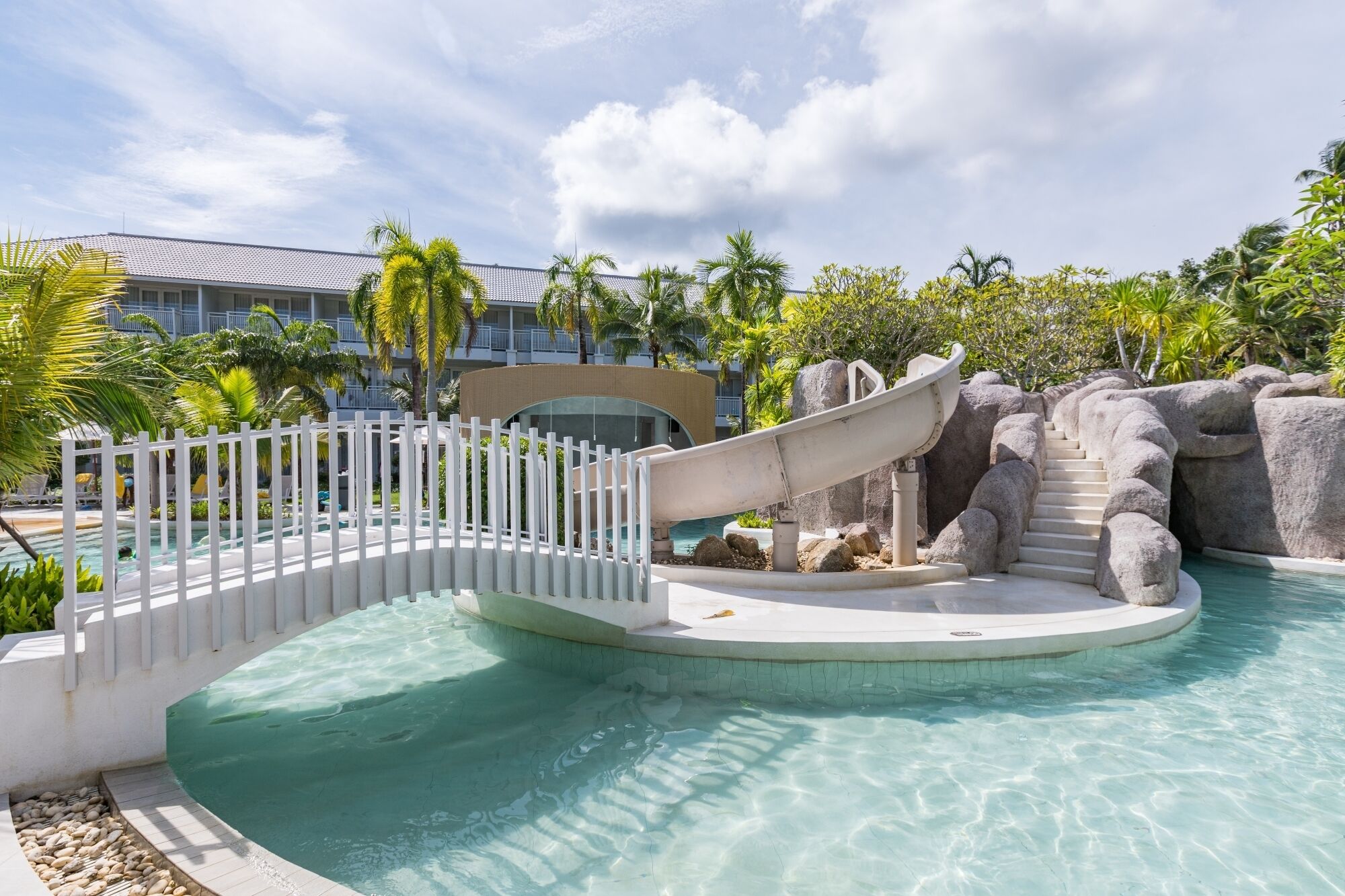 3 outdoor pools, pool umbrellas, pool loungers