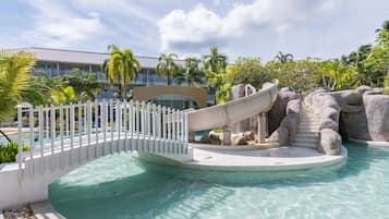 3 outdoor pools, pool umbrellas, pool loungers