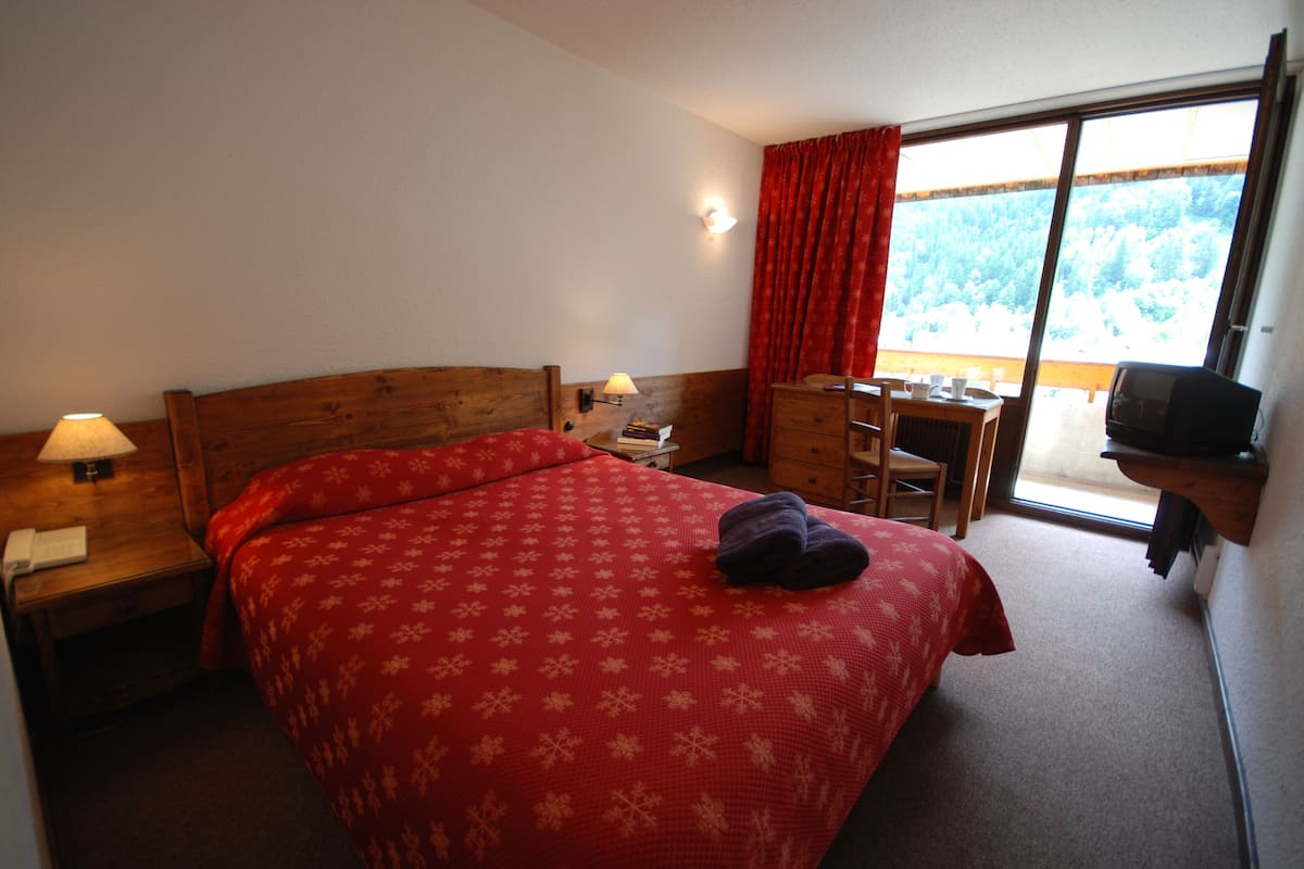 Double Room, Balcony, Ground Floor | Bar mini, peti besi dalam bilik, meja, kalis bunyi