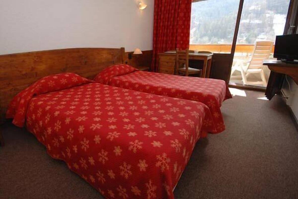Twin Room, Balcony, Mountain View | Bar mini, peti besi dalam bilik, meja, kalis bunyi