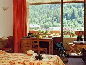 Een minibar, een kluis op de kamer, een bureau, geluiddichte muren