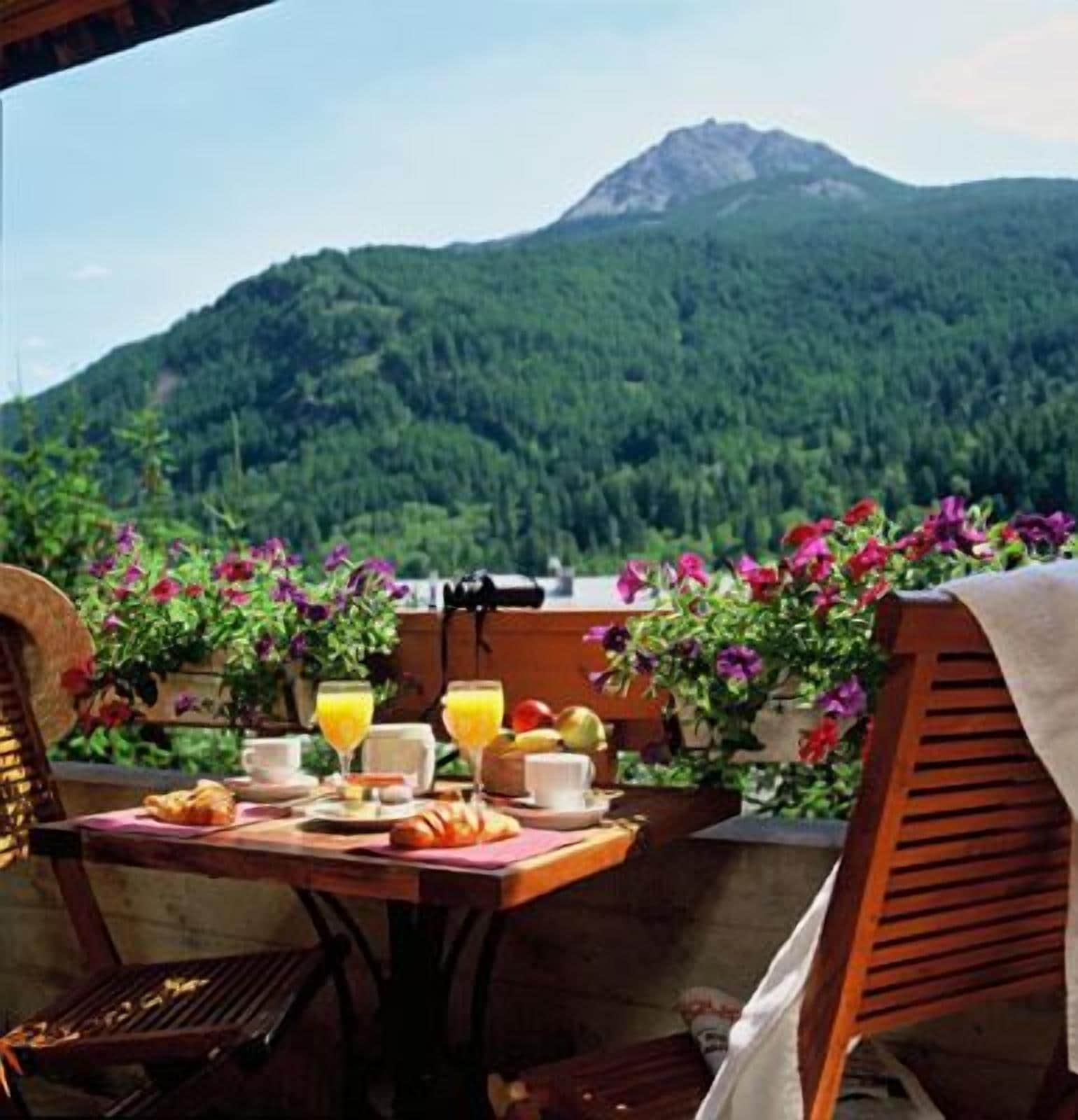 Lunsj og middag serveres, uteservering 