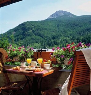 Lunch and dinner served, al fresco dining  - Hôtel Plein Sud (Saint-Chaffrey)