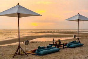 Playa privada en los alrededores, arena blanca