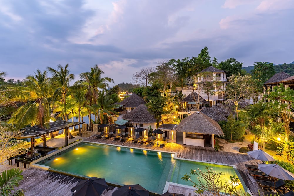 Aana Resort & Spa