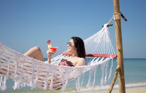 Playa privada en los alrededores, arena blanca