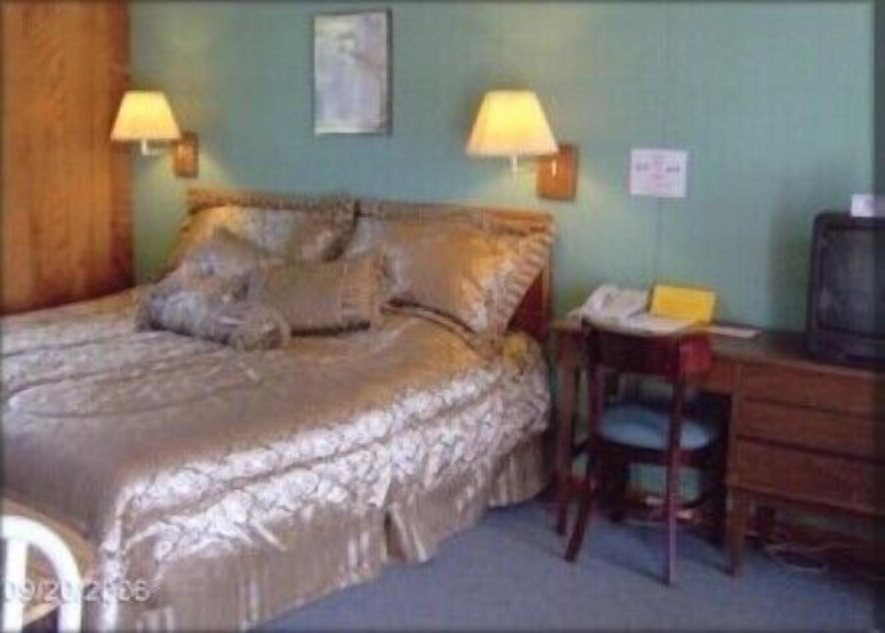 Quarto, várias camas | Escrivaninha, camas extras/dobráveis (sobretaxa), Wi-Fi de cortesia