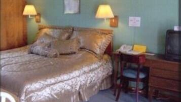 Quarto, várias camas | Escrivaninha, camas extras/dobráveis (sobretaxa), Wi-Fi de cortesia