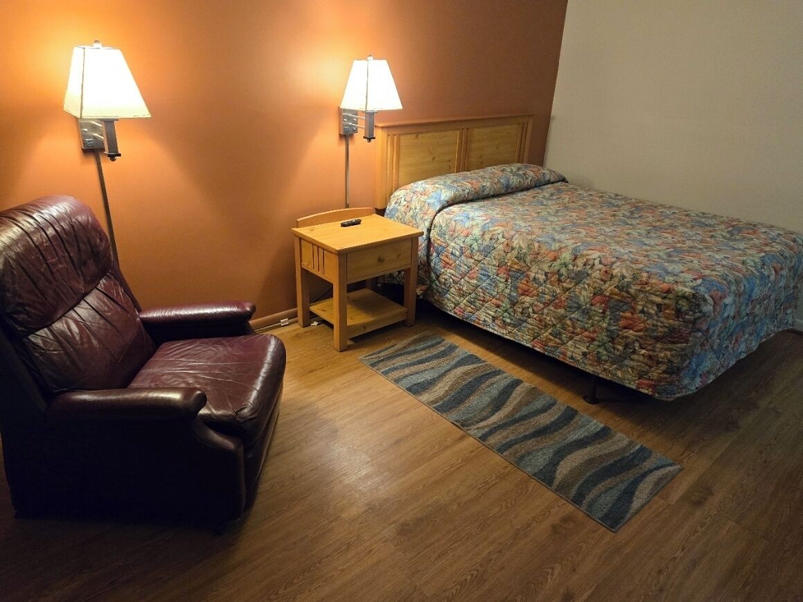 Standard Room, 1 Queen Bed | Free cribs/infant beds, free WiFi, bed sheets