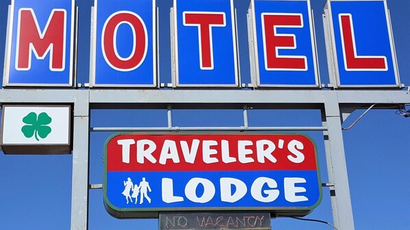 A motel sign with "MOTEL" and "TRAVELER'S LODGE" text, a four-leaf clover symbol, and a "NO VACANCY" sign. - Travelers Lodge Motel Marshall (Marshall)