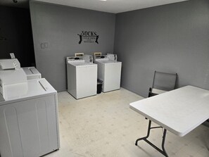 Laundry room - Travelers Lodge Motel Marshall (Marshall)