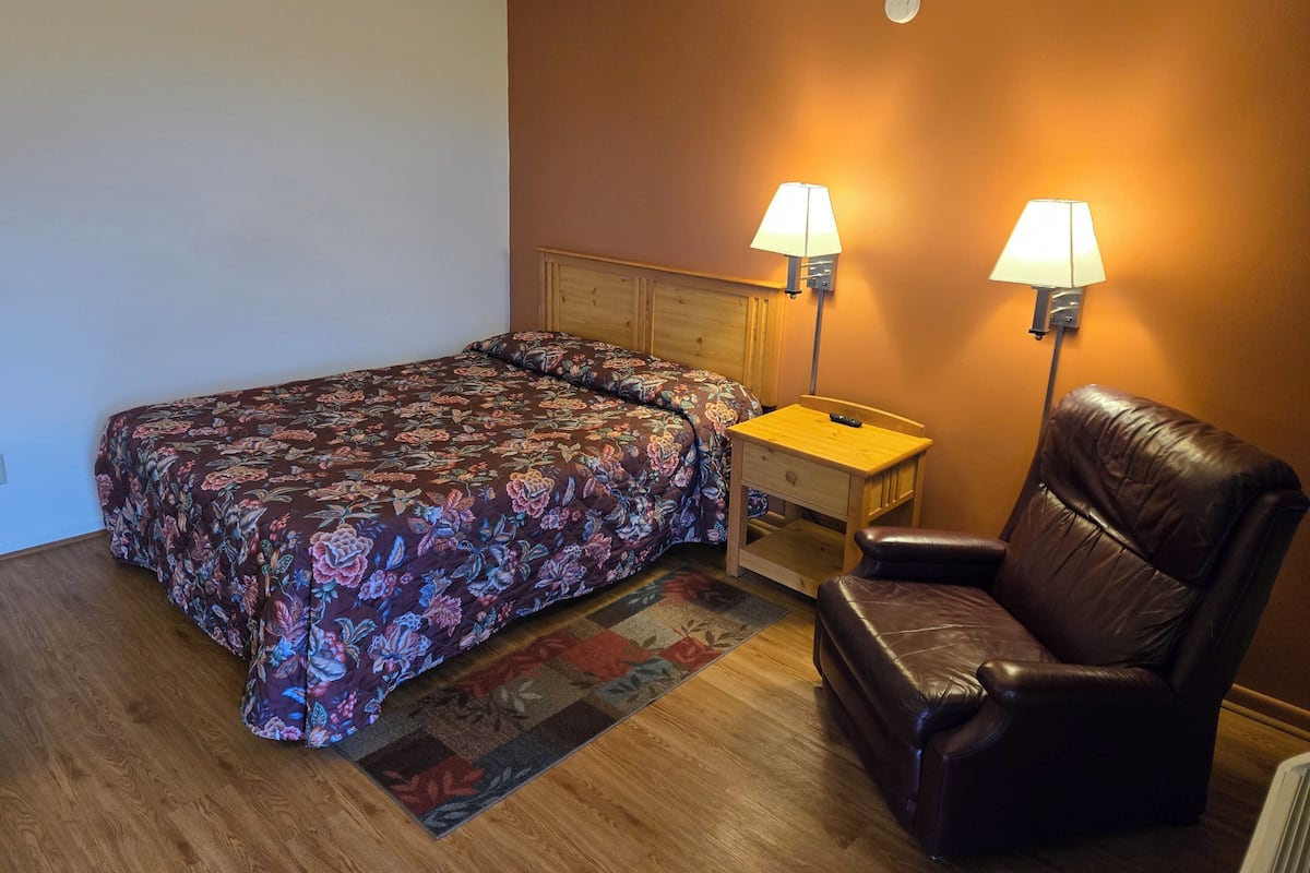 Rom – standard, 1 queensize-seng | Barnesenger (inkludert), wi-fi (inkludert) og sengetøy