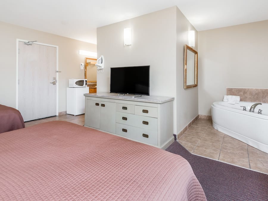 Escrivaninha, cortinas blackout, ferros/tábuas de passar roupa