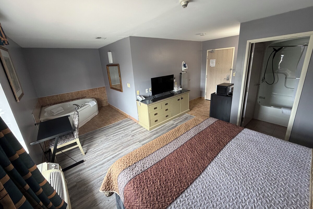 Room, 1 King Bed | Desk, iron/ironing board, free WiFi