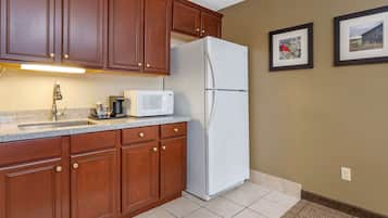 Premium bedding, in-room safe, desk, laptop workspace