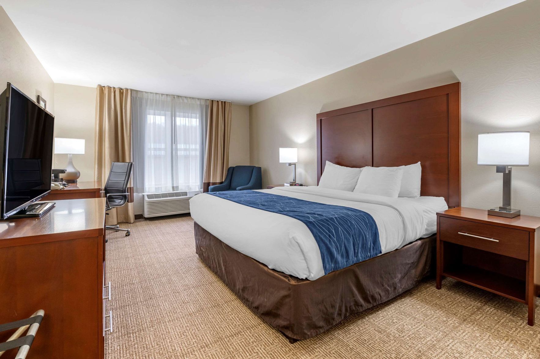 Premium bedding, in-room safe, desk, laptop workspace