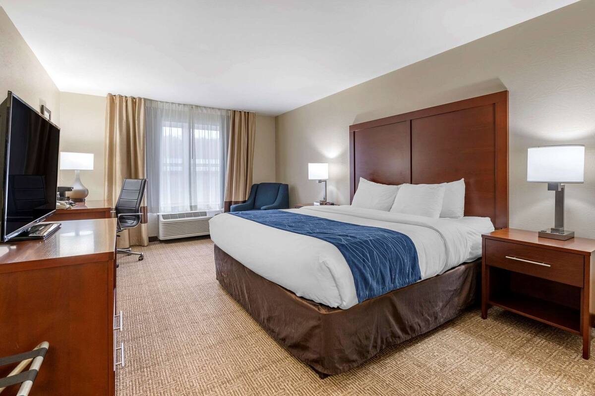 Premium bedding, in-room safe, desk, laptop workspace