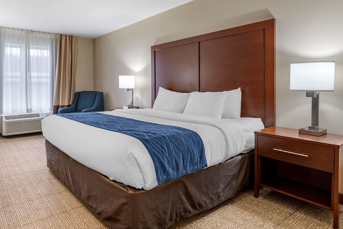 Premium bedding, in-room safe, desk, laptop workspace