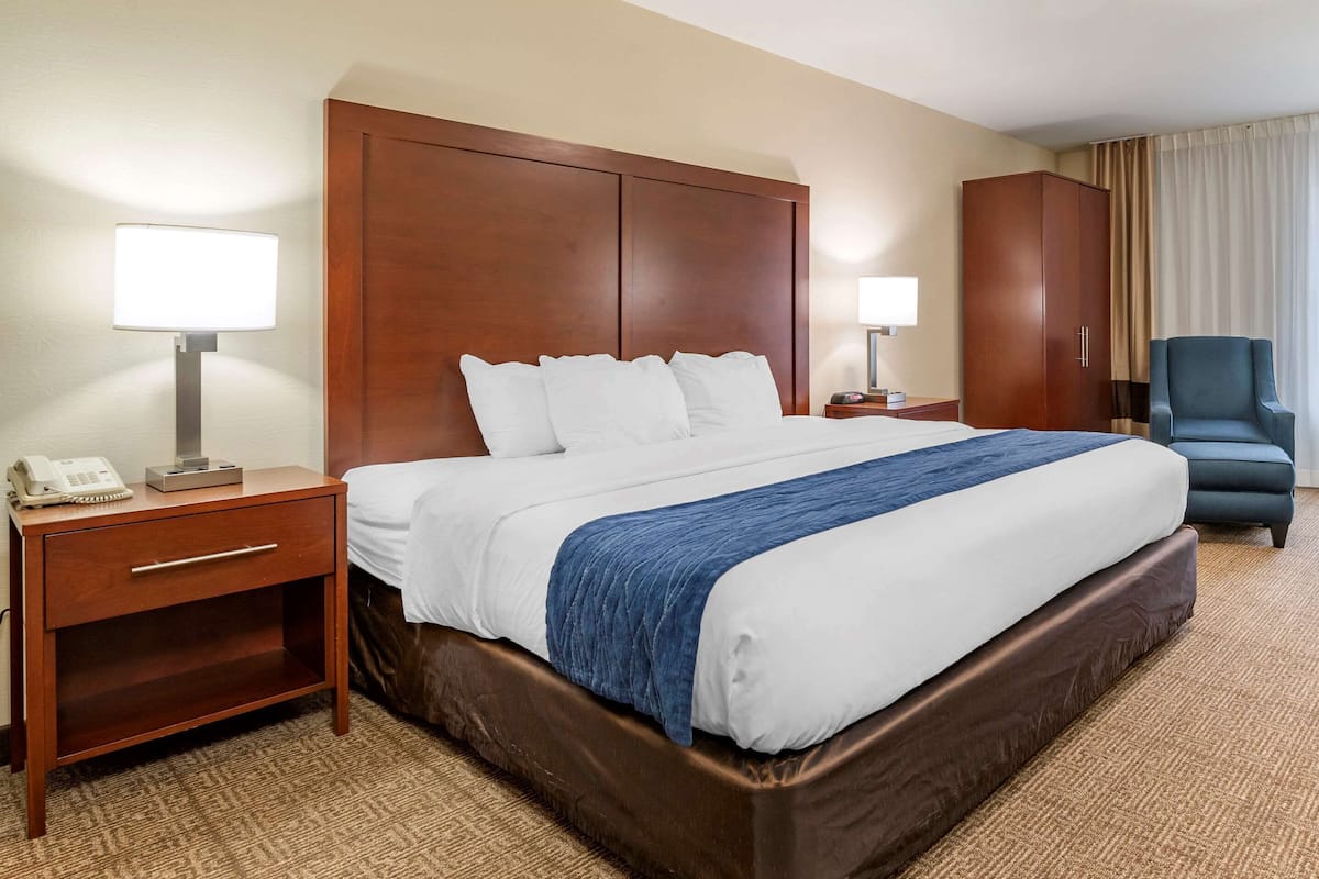 Room, 1 King Bed, Accessible, Non Smoking | Premium bedding, in-room safe, desk, laptop workspace