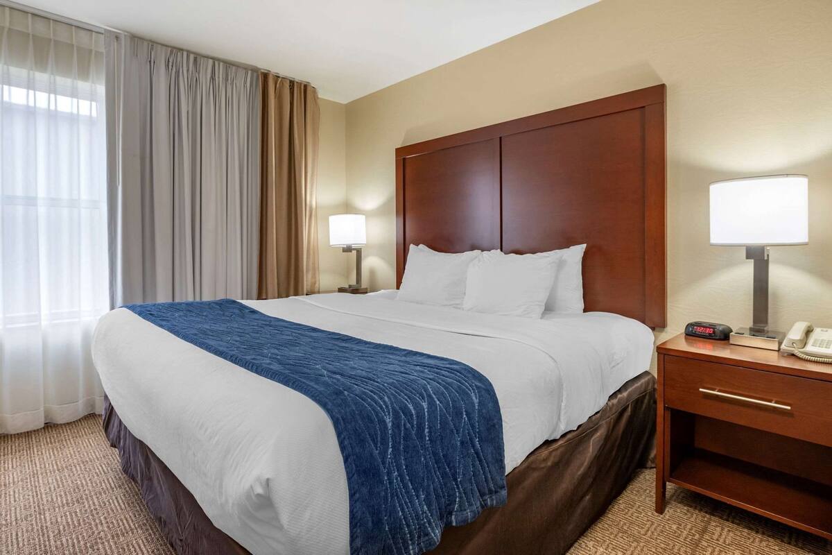 Premium bedding, in-room safe, desk, laptop workspace