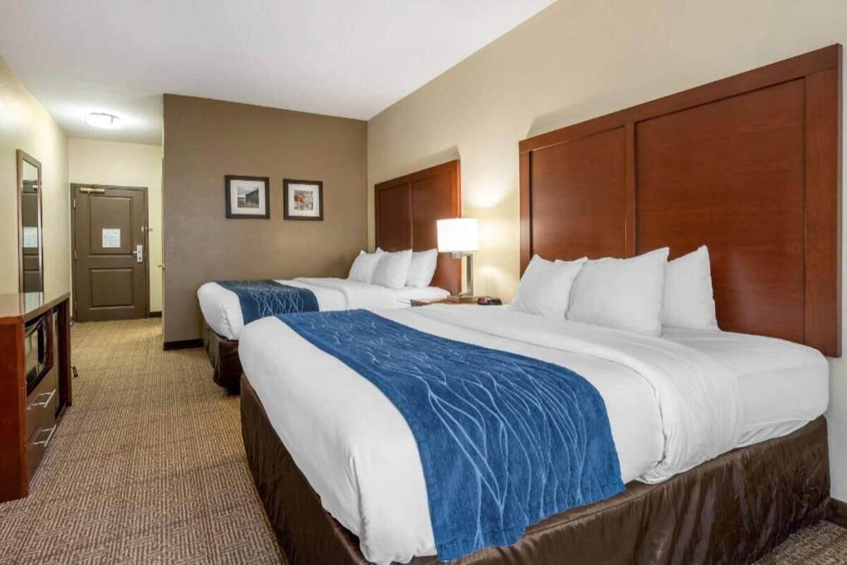 Premium bedding, in-room safe, desk, laptop workspace