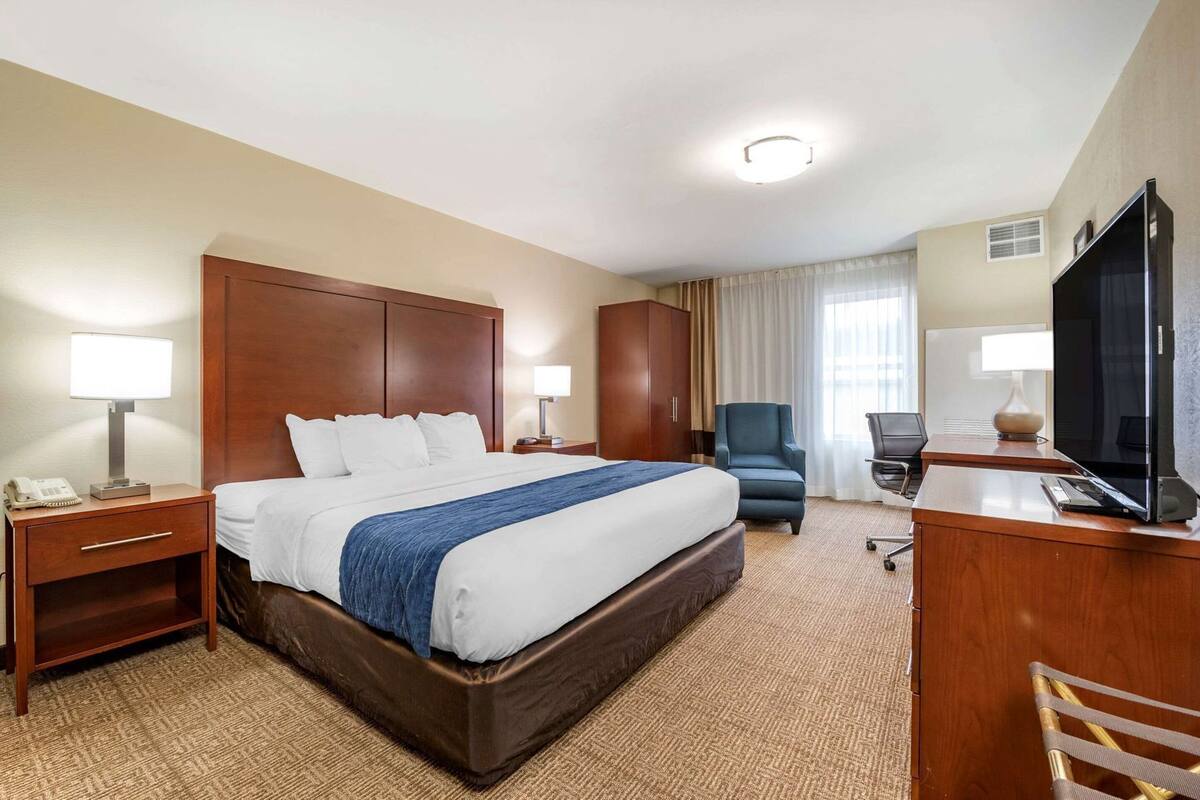 Premium bedding, in-room safe, desk, laptop workspace