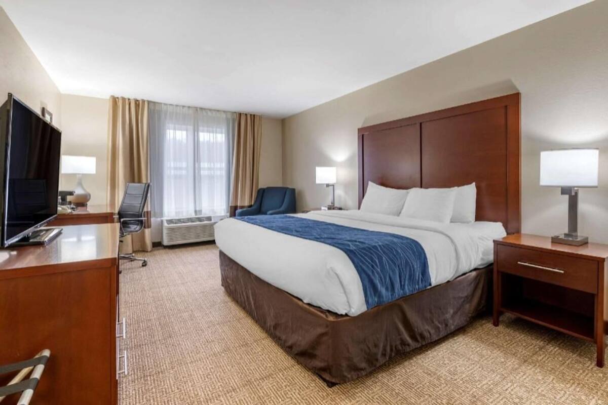 Premium bedding, in-room safe, desk, laptop workspace