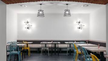 Dagelijks continentaal ontbijt (CZK 375 per persoon)