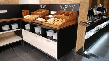 Dagelijks continentaal ontbijt (CZK 375 per persoon)