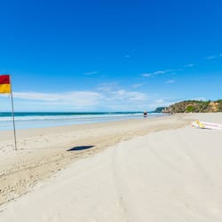 Playa en los alrededores, playa de arena blanca y toallas de playa