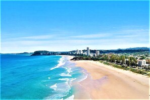 靠近海滩、白沙、沙滩毛巾、冲浪运动/趴板冲浪