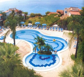 Piscine extérieure, parasols, chaises longues