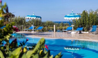 Piscine extérieure, parasols de plage, chaises longues