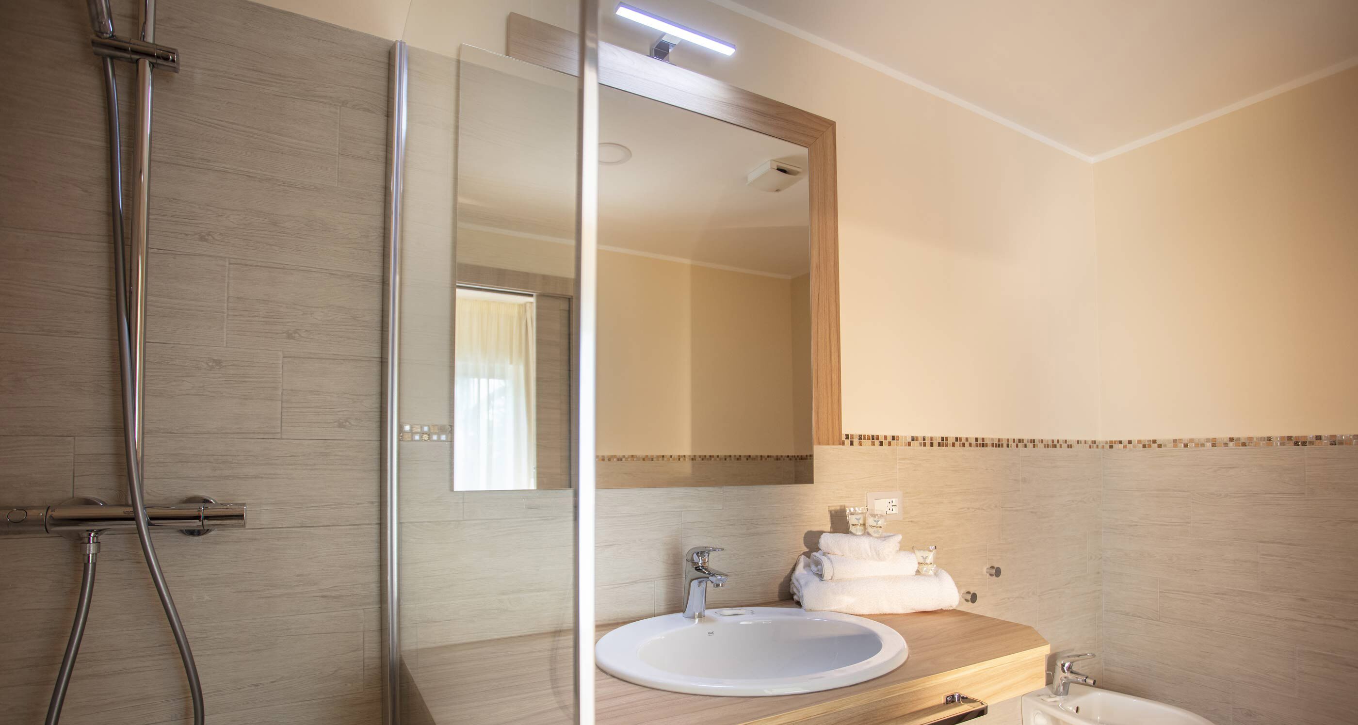 junior studio suite, 1 double or 2 single beds | bathroom | shower, free toiletries, slippers, bidet